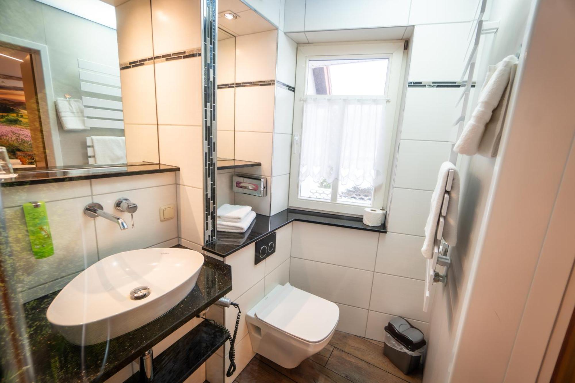 Landhotel Zur Gruenen Kutte Bernshausen Dış mekan fotoğraf